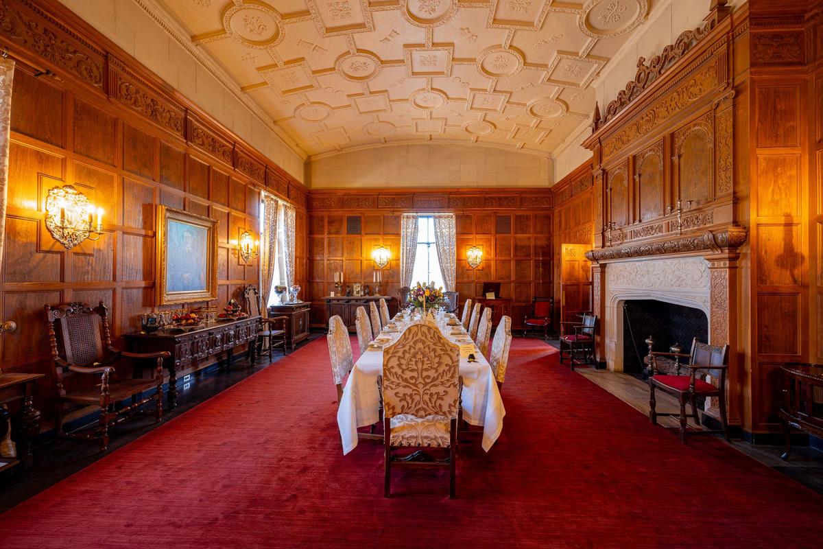 To the left of the foyer is the grand Elizabethan dining room. The carved paneling is fashioned from pollarded English oak taken from the royal forests by special permission of the king. Pollarding is a severe pruning method that causes the trees to grow with a unique grain that is desirable for veneers and panels. A barreled ceiling of cast plaster crowns the room. (Kit Leong/Shutterstock)