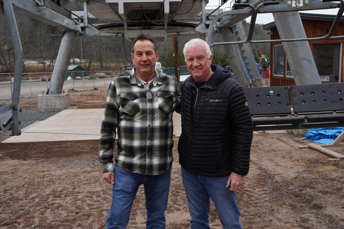 Hagen Schulz (L) and Mike Taylor, owner of Holiday Mountain, at Holiday Mountain in Monticello, N.Y., on Nov. 21, 2025. (Oliver Mantyk/The Epoch Times)