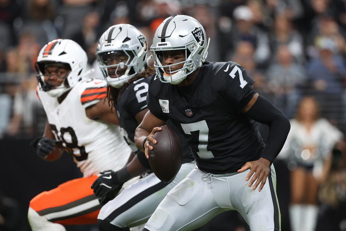 Geno Smith #7 of the Las Vegas Raiders looks to pass in the game against the Cleveland Browns at Allegiant Stadium in Las Vegas, Nevada on Nov. 23, 2025. (Ian Maule/Getty Images)
