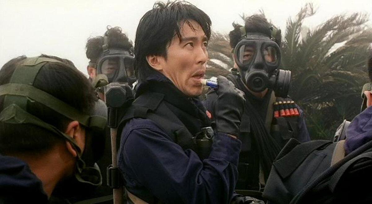 Star Chow (Stephen Chow) uses lip balm in a hostage situation, in “Fight Back to School.” (GJW+)