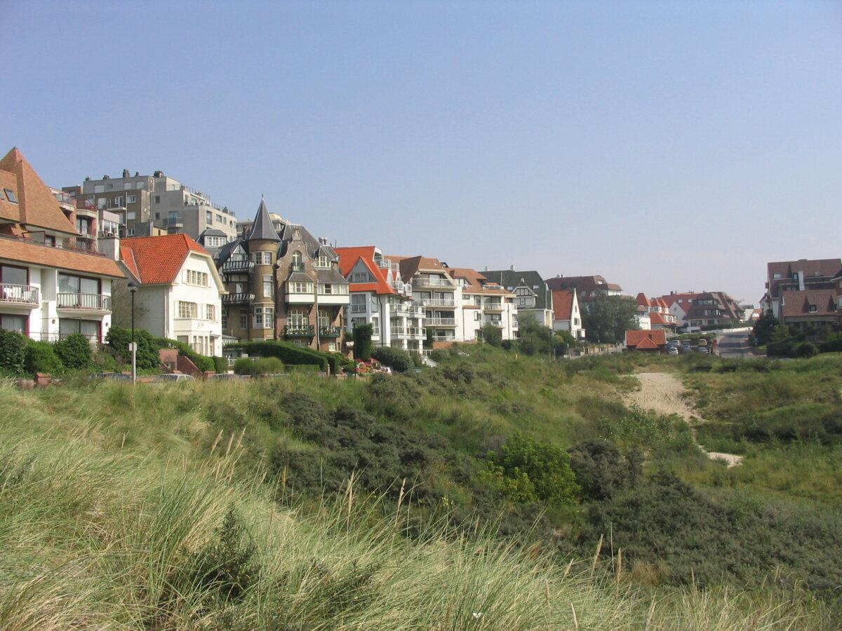 Residences along Bergdreef Street in Duinbergen, Knokke-Heist. (<a href="https://de.wikipedia.org/wiki/Benutzer:Fusslkopp">de:Benutzer:Fusslkopp</a>/<a href="http://creativecommons.org/licenses/by-sa/3.0/">CC BY-SA 3.0</a>)