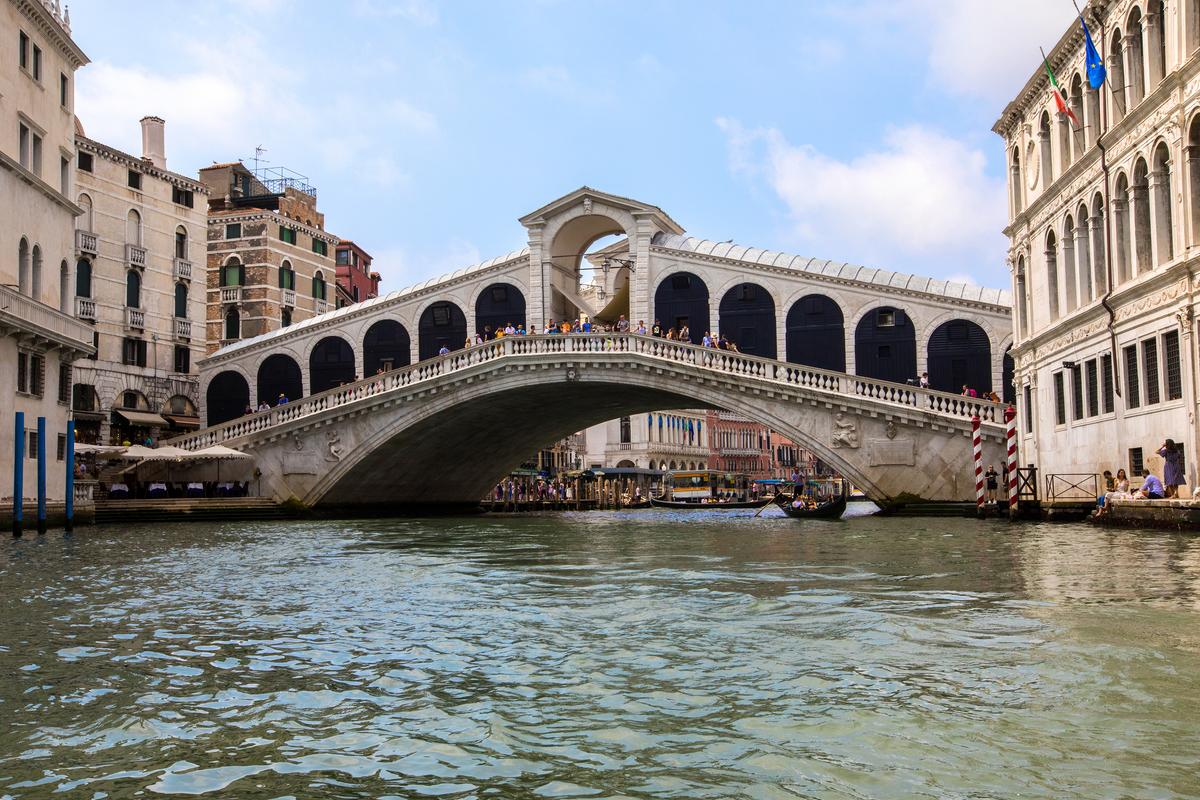 The Rialto Bridge crosses the Grand Canal in Venice, Italy. Six thousand piles of timber support the marble and Istrian stone arch bridge that’s created by wedge-shaped, tapered stones called “voussoirs.” These were laid perpendicular to the arch thrust. Each side of the arcaded footbridge is 66 feet wide and 83 feet long and leads up to a rectangular deck. (chrisdorney/Shutterstock)