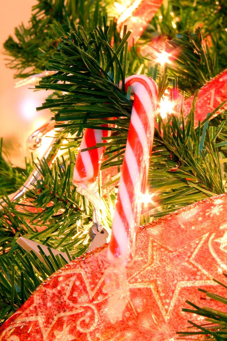 Regardless of their varied origin stories, striped candy canes are now ubiquitous in the Christmas season. (Anrie/CC BY-SA 2.0)