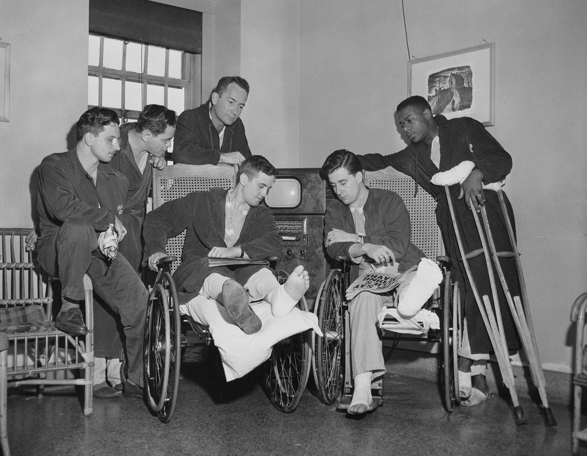 U.S. military personnel listen to the radio at Halloran General Hospital, a U.S. Army hospital, on Staten Island in New York City, circa 1943. (FPG/Archive Photos/Getty Images)