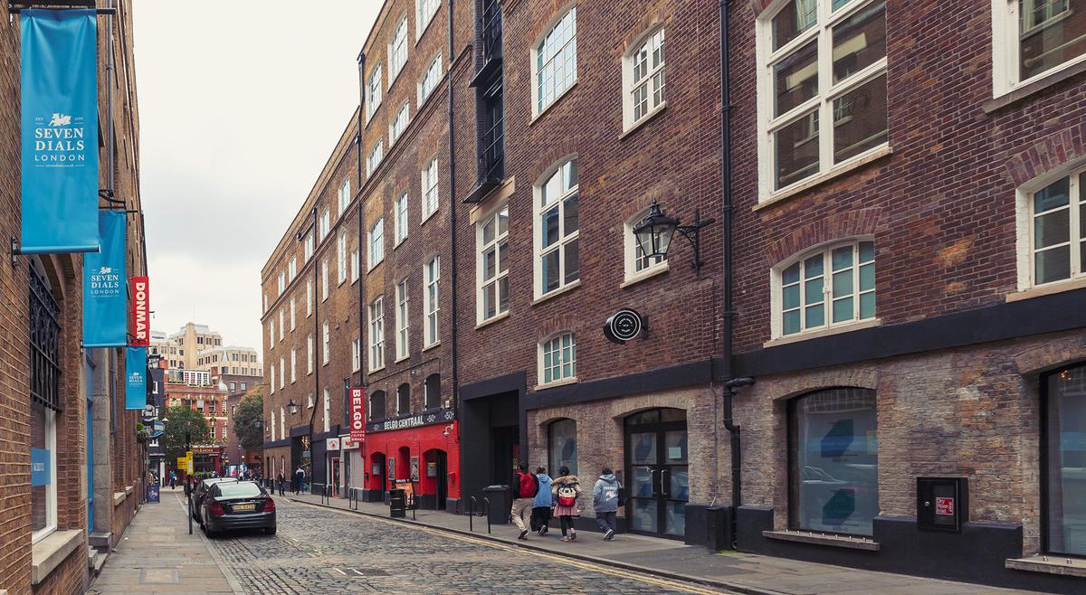 Earlham Street, located in London's West End, is one of the seven radial roads converging at the Seven Dials road junction and pillar. (Gaid Kornsilapa/Shuttestock)
