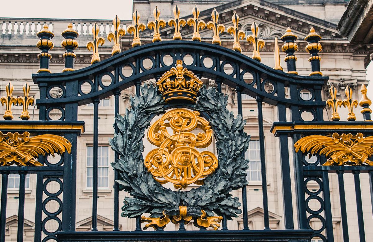 The gate of Buckingham Palace, a 775-room palace that has served as the official London residence of the British monarchs since 1837. (Roméo/Pexels)