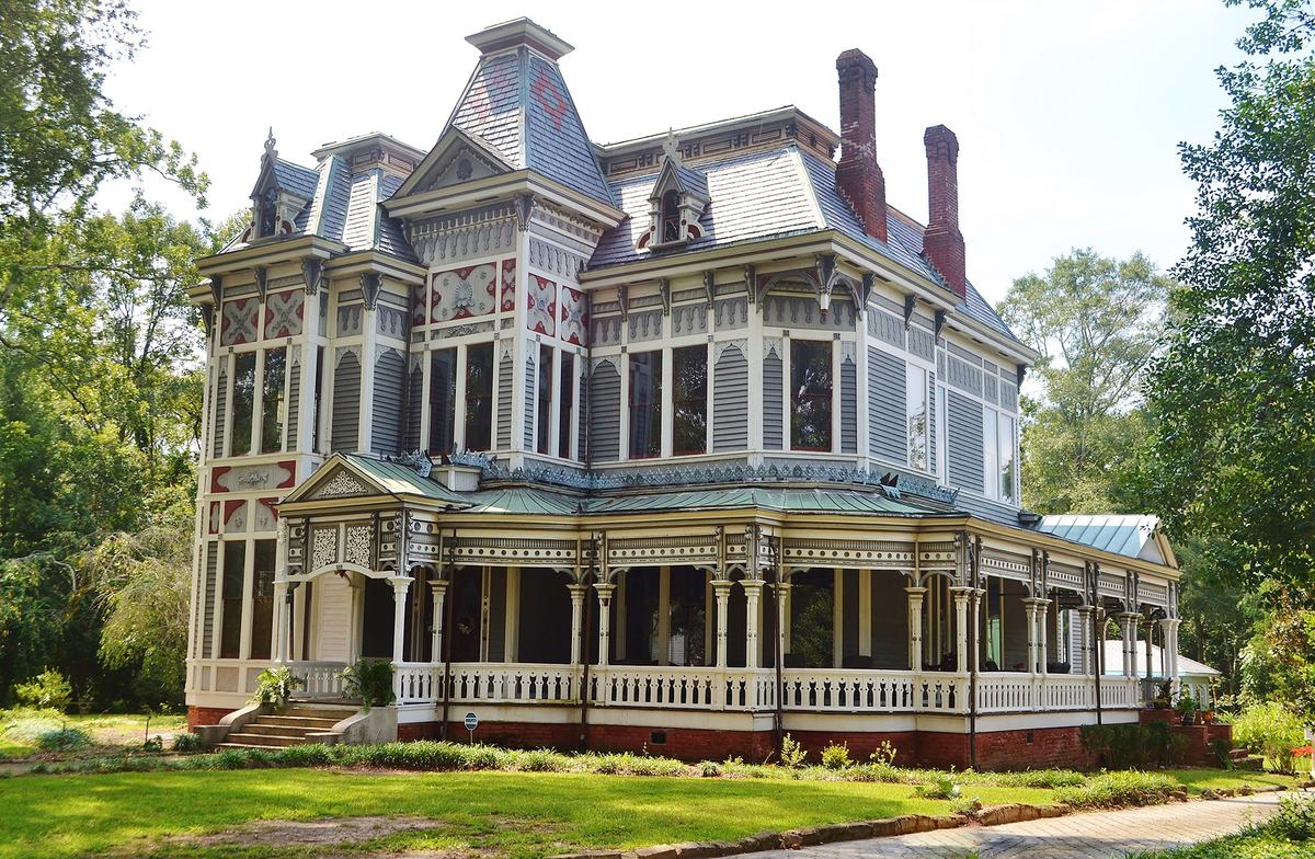 Older homes often carry a sense of dignity and beauty that modern constructions rarely replicate. (Deborah McCague/Shutterstock)