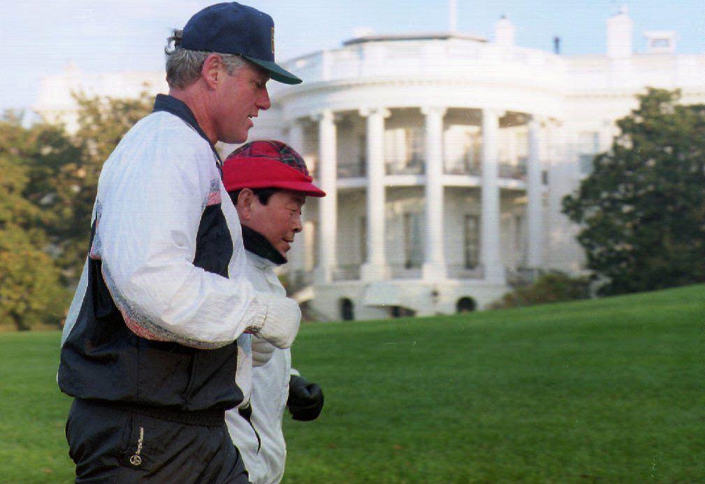President Bill Clinton (L) and South Korean President Kim Young Sam jog around the White House track in Washington on Nov. 24, 1993. (ROBERT GIROUX/Getty Images)