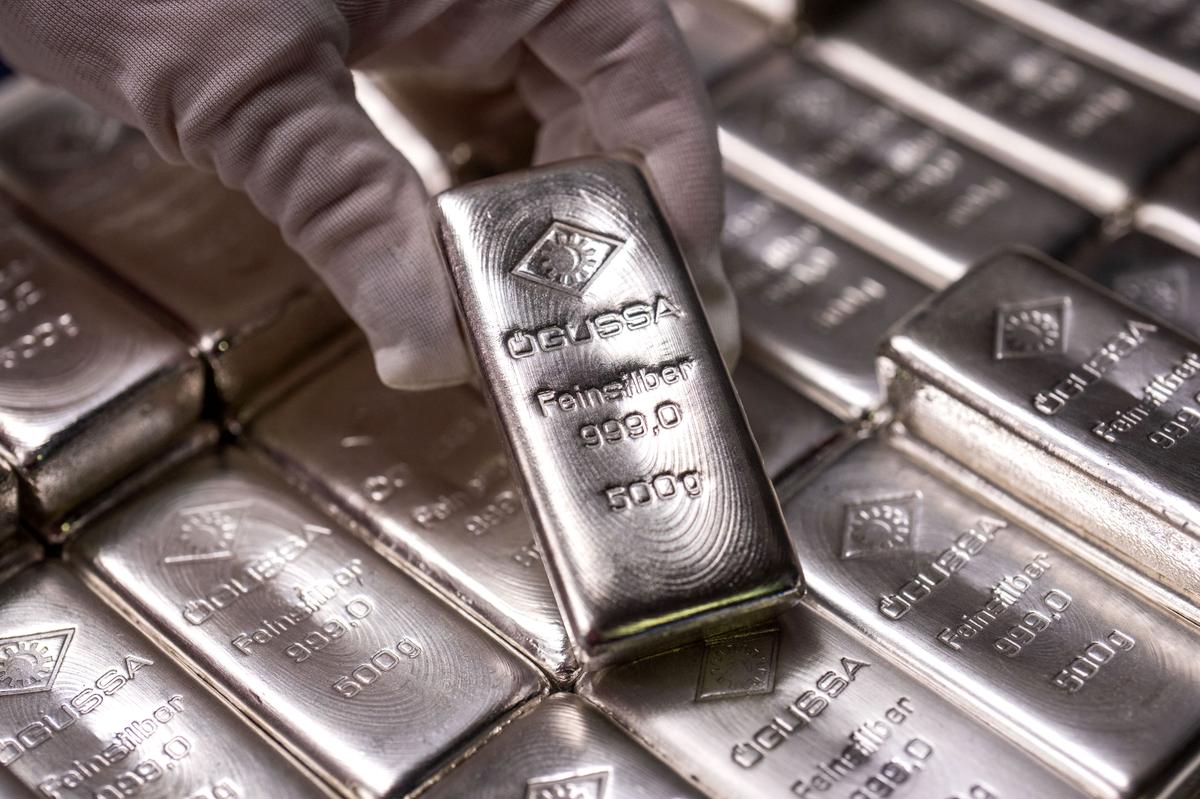 Silver Tops $75 as Record-Breaking Precious Metals Run Continues