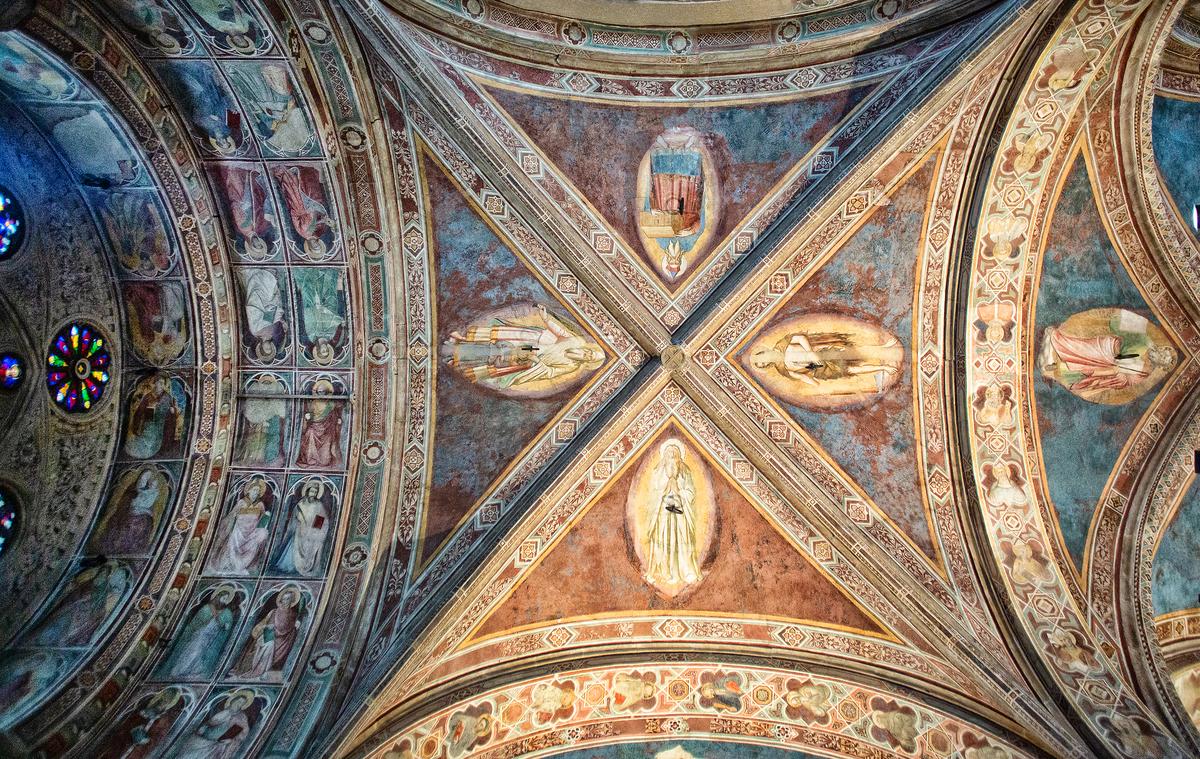 Orsanmichele’s ceilings are covered in frescoes in the proto-Renaissance style, by artists including Ambrogio di Baldese and Niccolò di Pietro Gerini. Near the top are four of the 12 male saints depicted in the three vault caps above the northern aisle (the southern aisle showcases 12 female saints). Painting saints on the intrados (inner curve of an arch) reflects the Byzantine influence on Italian religious architecture. (Steve Lovegrove/Shutterstock)