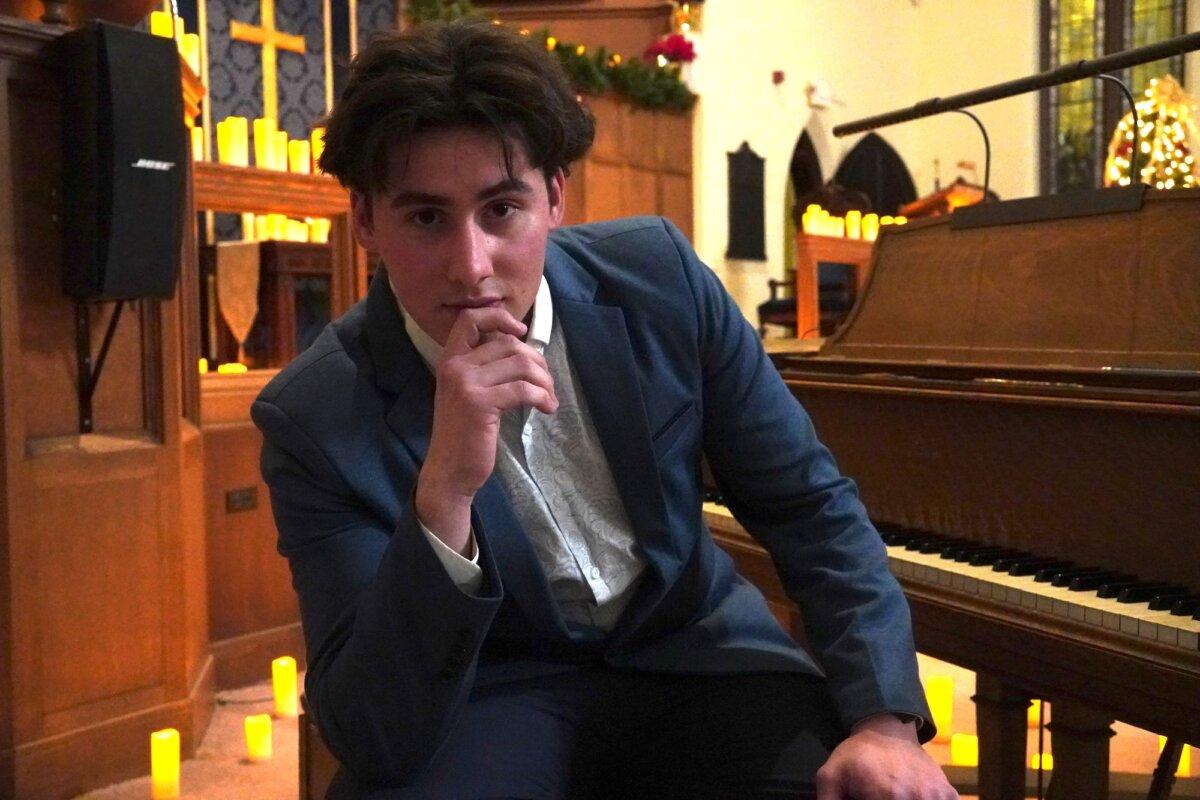 Concert host Daniel Babay at the United Presbyterian Church in Middletown, N.Y., on Dec. 20, 2025. (Oliver Mantyk/The Epoch Times)