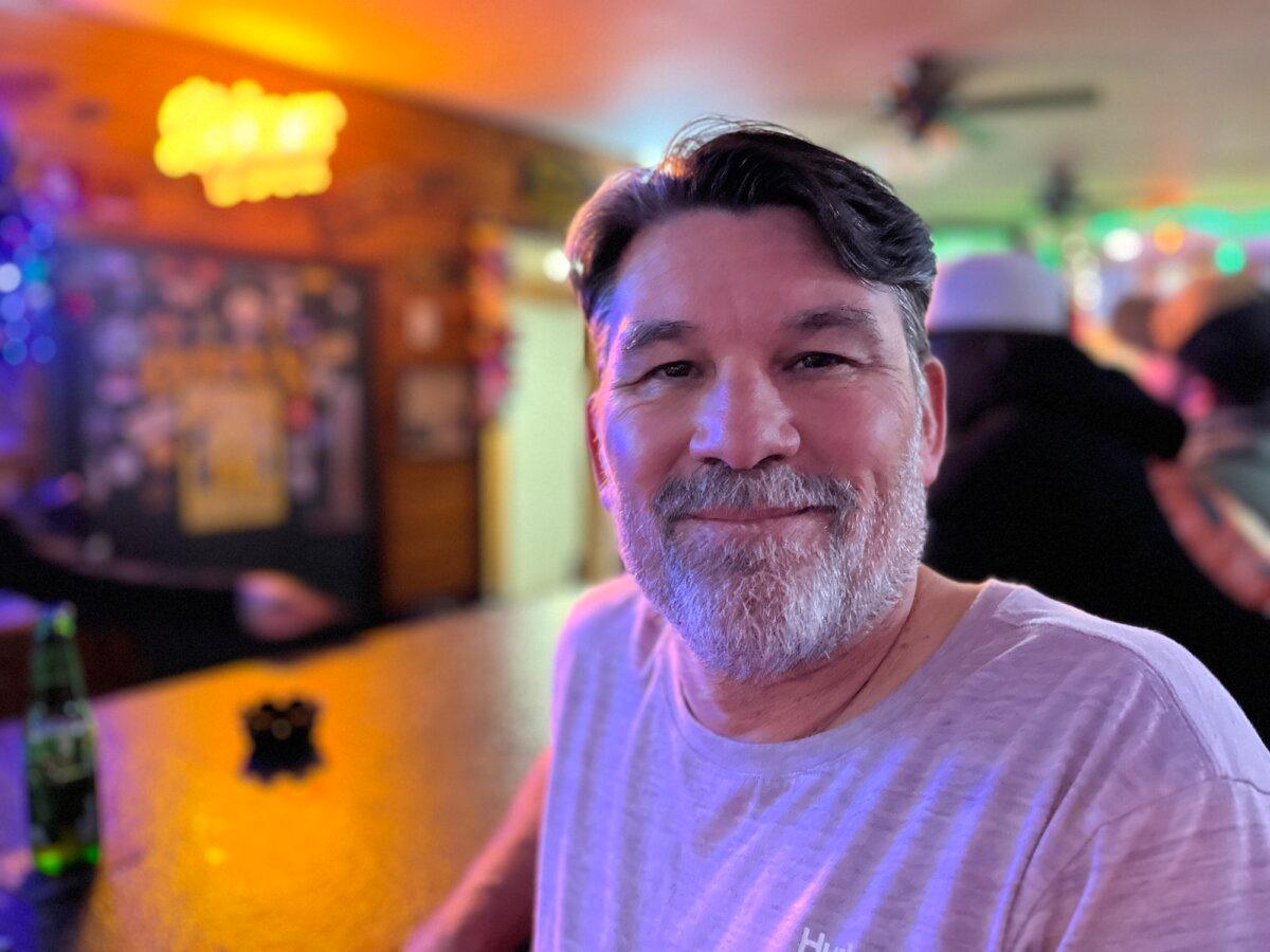 James Simmons of California enjoys a night out at Ody's bar in Ponca City, Okla., on Dec. 22, 2025. (Allan Stein/The Epoch Times)