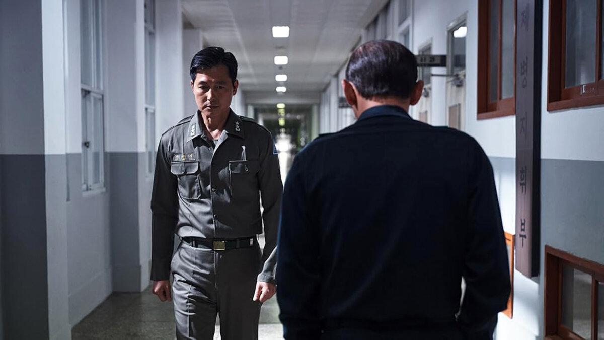 Chun Doo-gwang (Hwang Jung-min, L) and Lee Tae-shin (Jung Woo-sung), in “12.12: The Day.” (GJW+)
