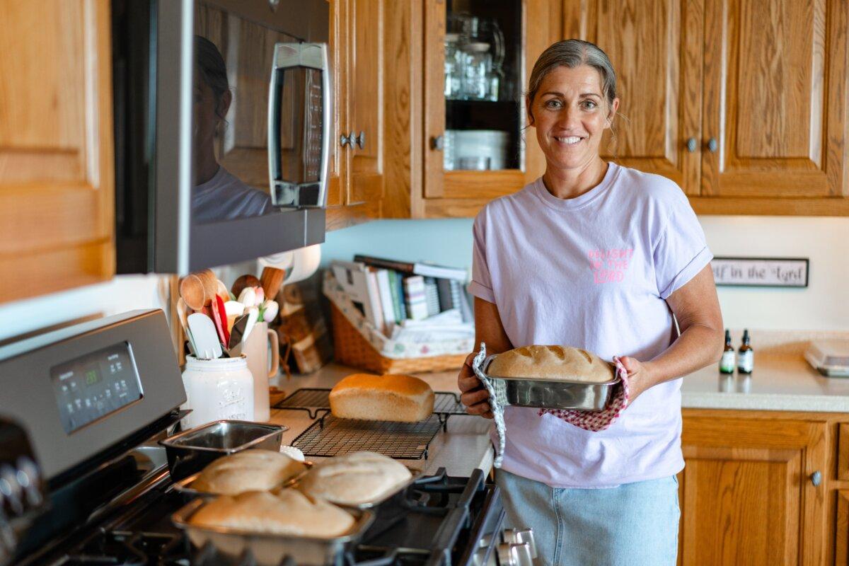 Rebecca Wengerd holds her freshly baked bread at her home in Trail, Ohio, on May 27, 2025. (Samira Bouaou/The Epoch Times)