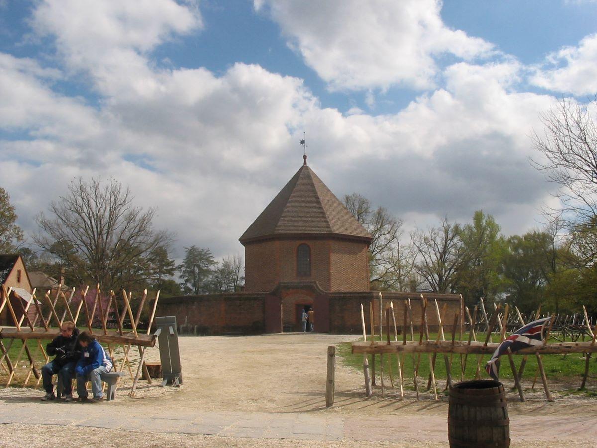 The powder magazine in Williamsburg, Va. from which the gunpowder was removed. (<a href="https://en.wikipedia.org/wiki/User:Ser_Amantio_di_Nicolao">Ser Amantio di Nicolao</a>/<a href="https://creativecommons.org/licenses/by-sa/3.0/">CC BY-SA 3.0</a>)