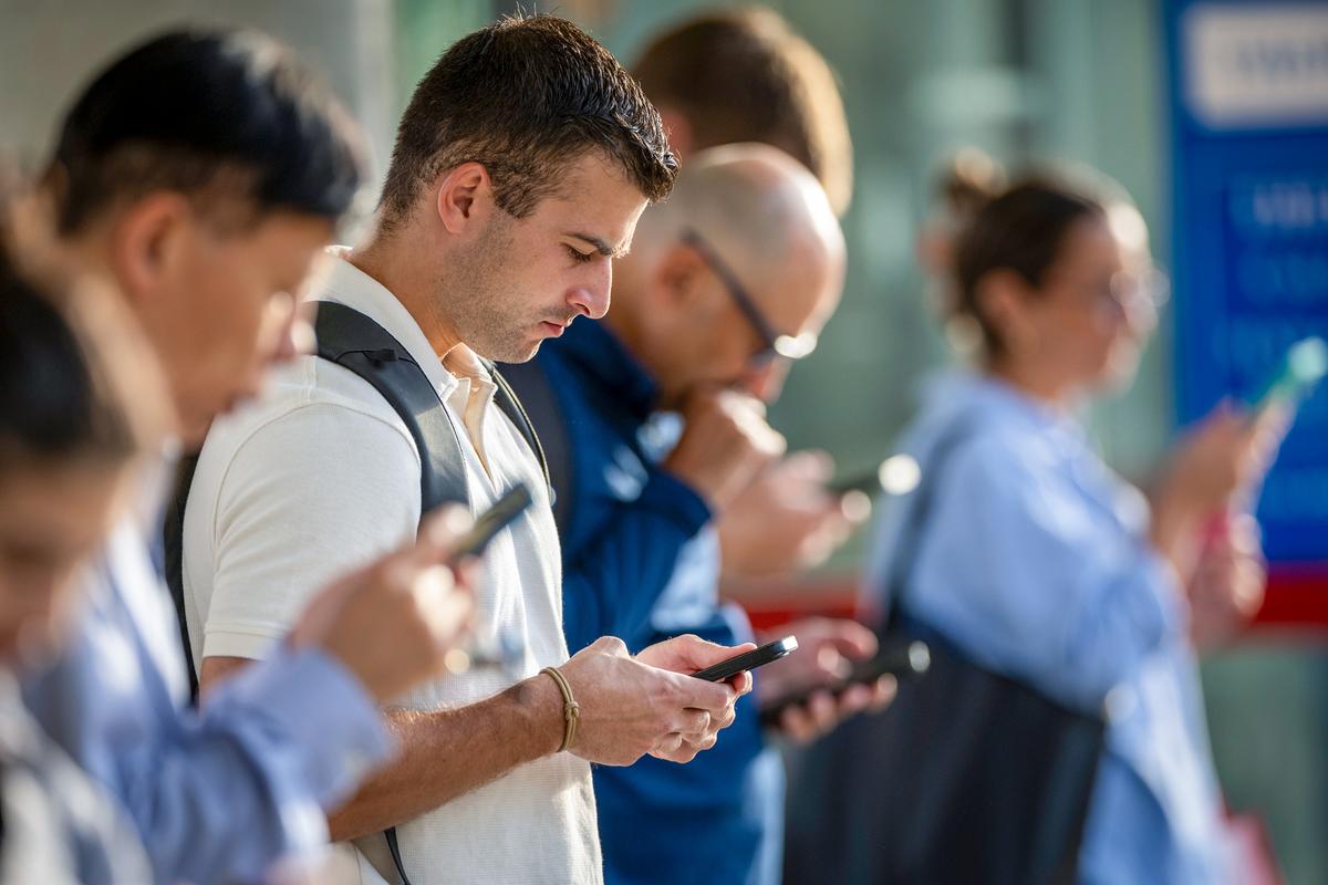 Canadians Over 65 Most Likely to Trust TV News, Younger Audience Turns to Online Sources: CRTC Survey