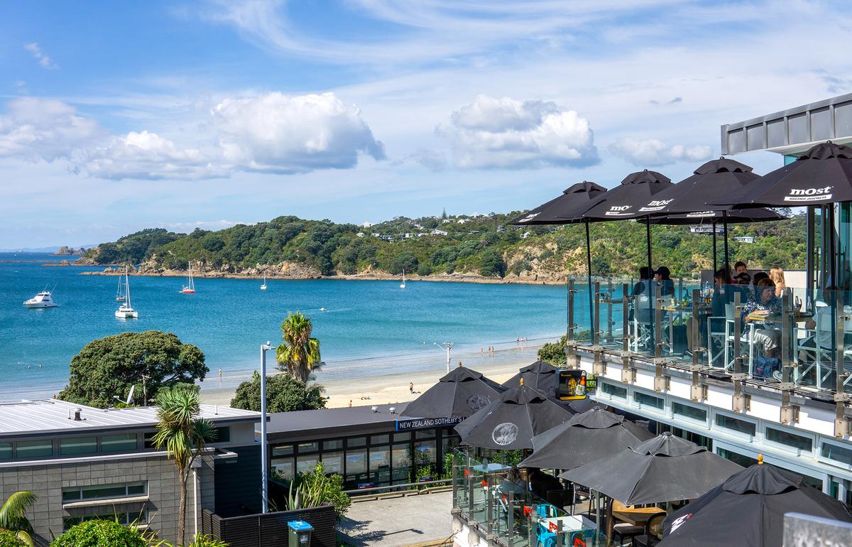 Oneroa Beach in Oneroa Village, Waiheke Island, is a common first stop for visitors arriving on Waiheke from Auckland. (cktravels.com/Shutterstock)