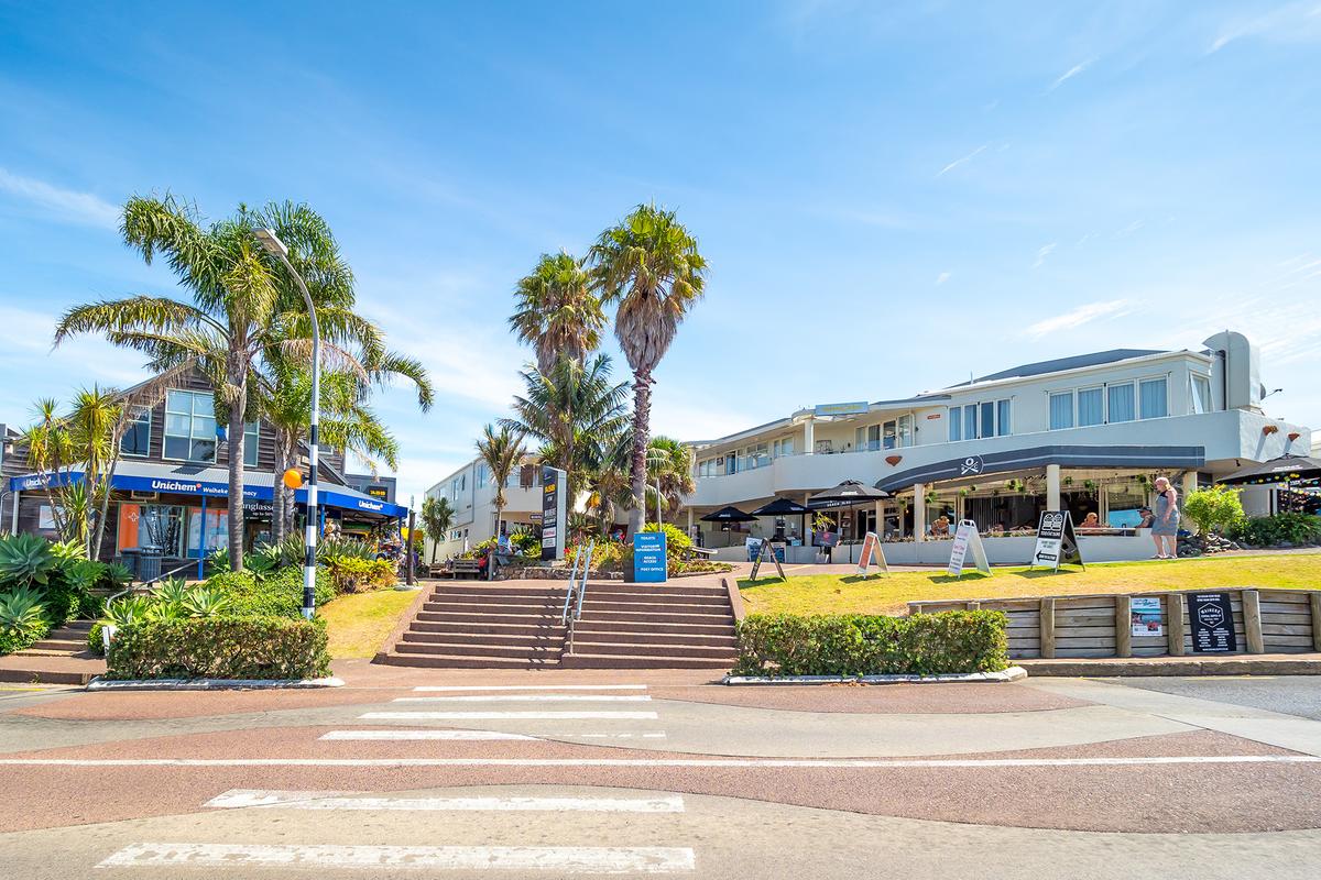 Oneroa Beach, with its shops, cafes, and ferry access points, is known as the capital city of Waiheke Island. (Robert CHG/Shutterstock)