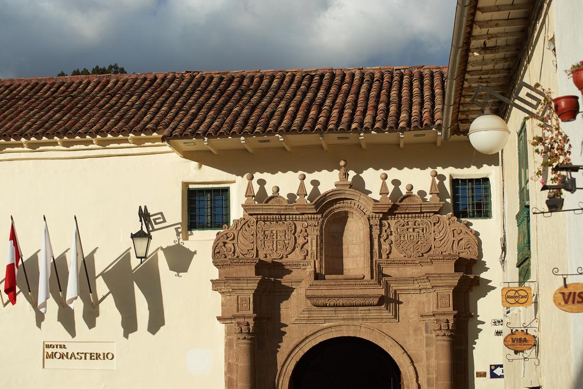The front entryway’s whitewashed facade is enhanced by a columned and arched stone entryway bearing a Spanish arms escutcheon, which is a carved, embellished shield or emblem with a coat of arms. Acanthus leaf designs flank the escutcheon, and decorative finials dress the door’s pediment. (Jeremy Richards/Shutterstock)