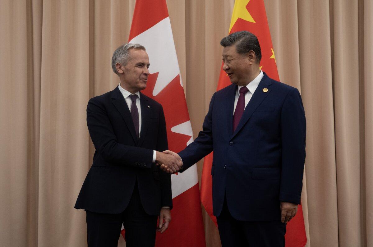 Canadian Prime Minister Mark Carney (L) shakes hands with Chinese leader Xi Jinping at the start of a meeting in Gyeongju, South Korea, on Oct. 31, 2025. (The Canadian Press/Adrian Wyld)