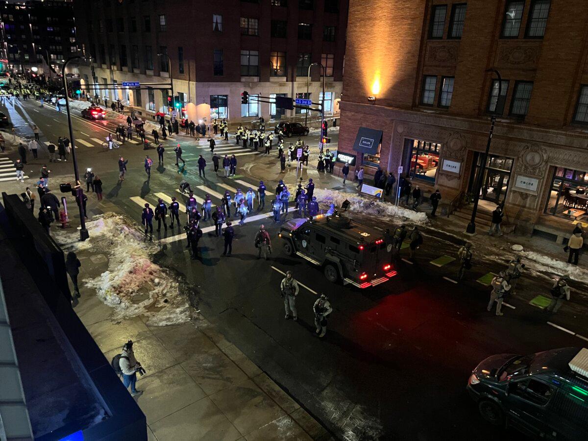 Law enforcement surround anti-ICE protesters in downtown Minneapolis on Jan. 9, 2026, and demanded they disperse or be arrested. (Jacki Thrapp/The Epoch Times)