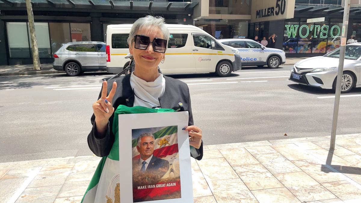 Faranak Nae holds a poster featuring the exiled Iranian crown prince Reza Pahlavi during a demonstration outside the U.S. Consulate in Sydney on Jan. 13, 2026. (The Epoch Times/Adam Chiang)