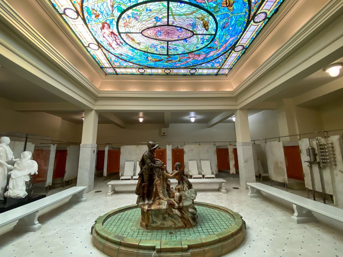 The showpiece room at Fordyce is the Men’s Bath Hall. In addition to being surrounded by marble columns and benches, the massive tray ceiling is inset with a stained-glass skylight. Central in the room is a large sculpture titled “Fountain of Youth,” depicting a scene of 16th-century Spanish explorer Hernando de Soto being given spring water by a native woman. (EWY Media/Shutterstock)