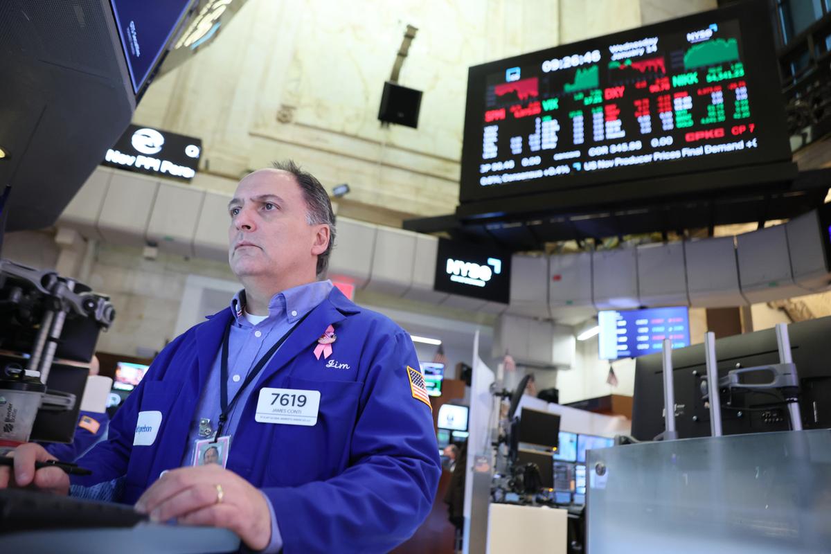 Wall Street Review: Small Caps Shine as Large Caps Struggle in Volatile Week