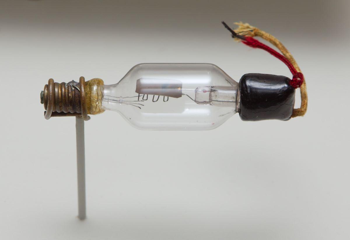 Triode Audion vacuum tube from 1908.  (<a href="https://commons.wikimedia.org/wiki/User:Gmaxwell">Gregory F. Maxwell</a>/<a href="https://www.gnu.org/licenses/old-licenses/fdl-1.2.html">GFDL 1.2</a>)