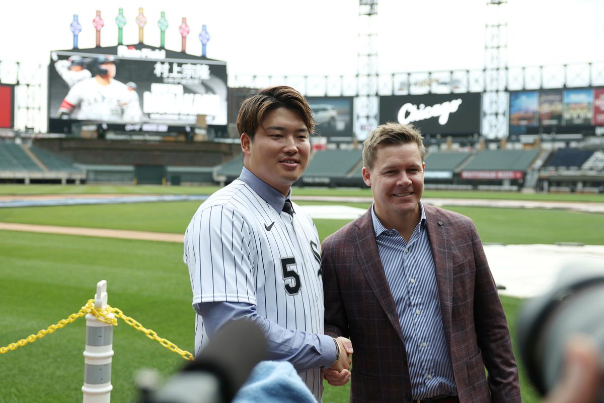 Munetaka Murakami (L) of the Chicago White Sox celebrates signing his first Major League Baseball contract with Chicago White Sox general manager Chris Getz at Rate Field in Chicago on Dec. 22, 2025. (Geoff Stellfox/Getty Images)