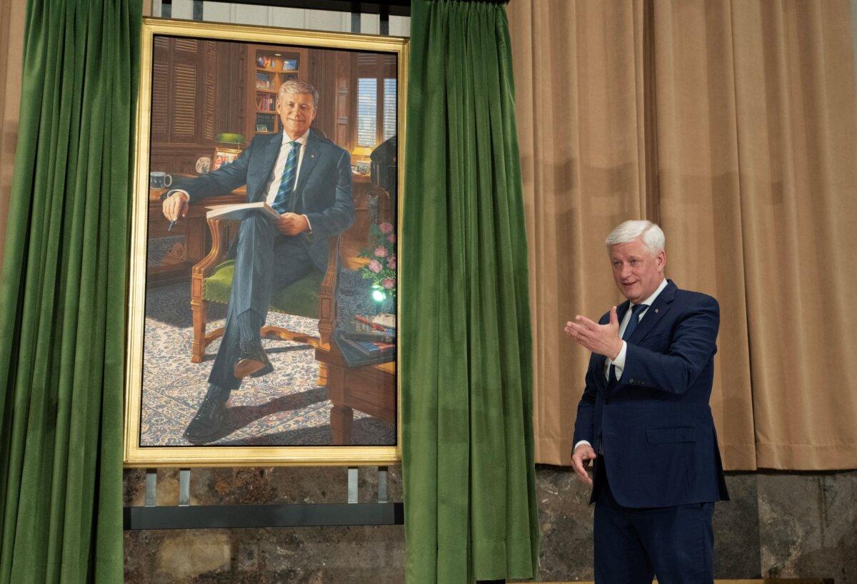 Former Prime Minister Stephen Harper gestures to the artist after he unveiled Harper's official portrait during a ceremony in Ottawa on Feb 3, 2026. (The Canadian Press/Adrian Wyld)