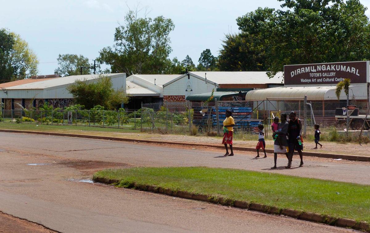 Mass Arrests in Bid to Stop Clan Violence in Outback Township