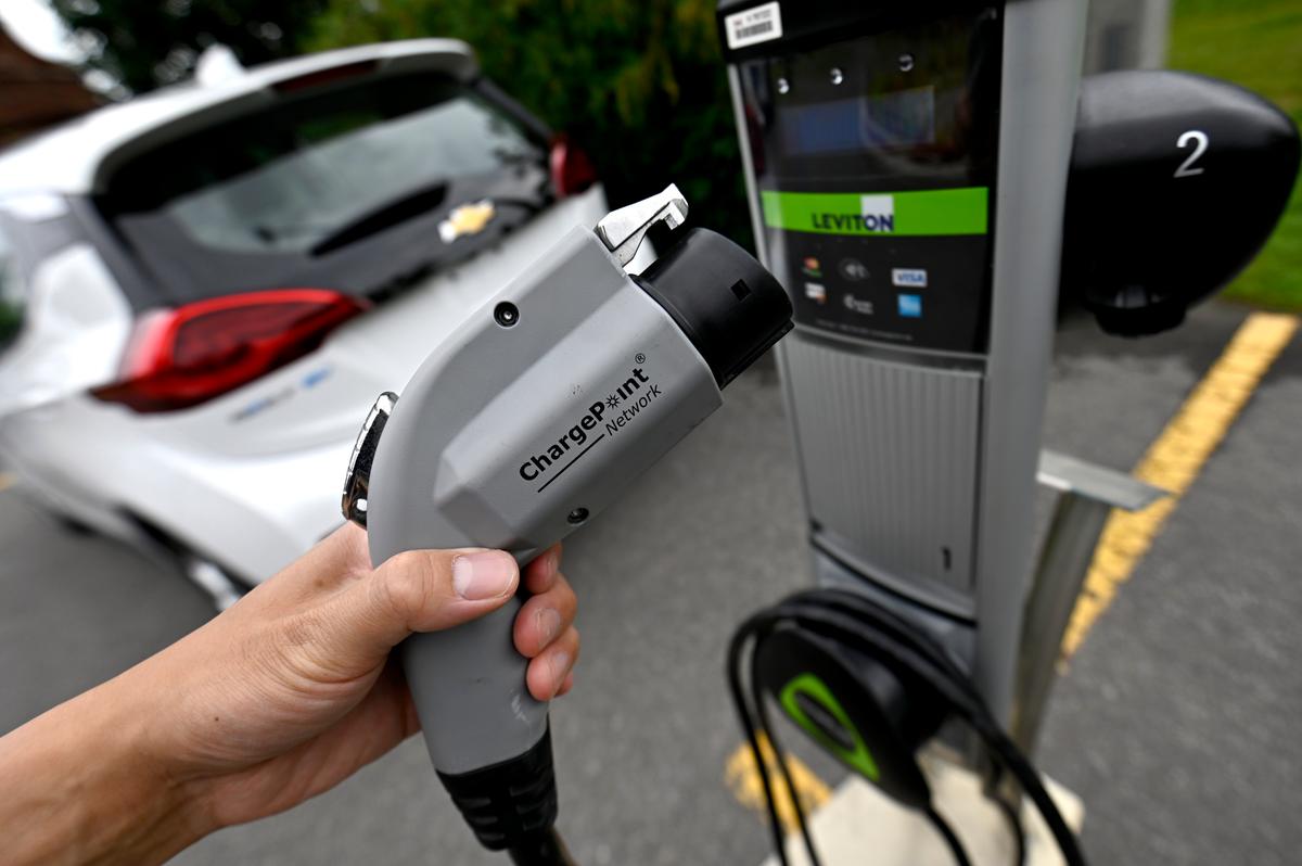 Ottawa Plans to Add 8,000 New Electric Vehicle Charging Ports in Canada