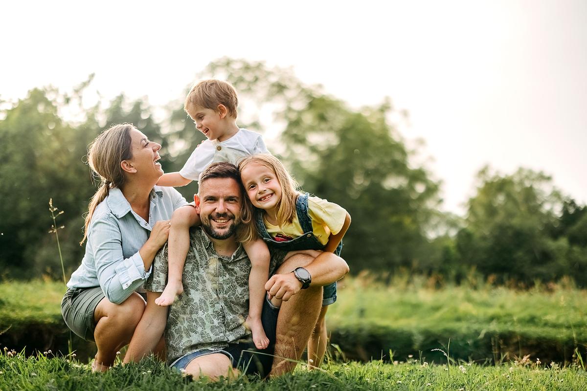 Parents who model healthy relationships help to instill those values in their children. (StefaNikolic/Getty Images)