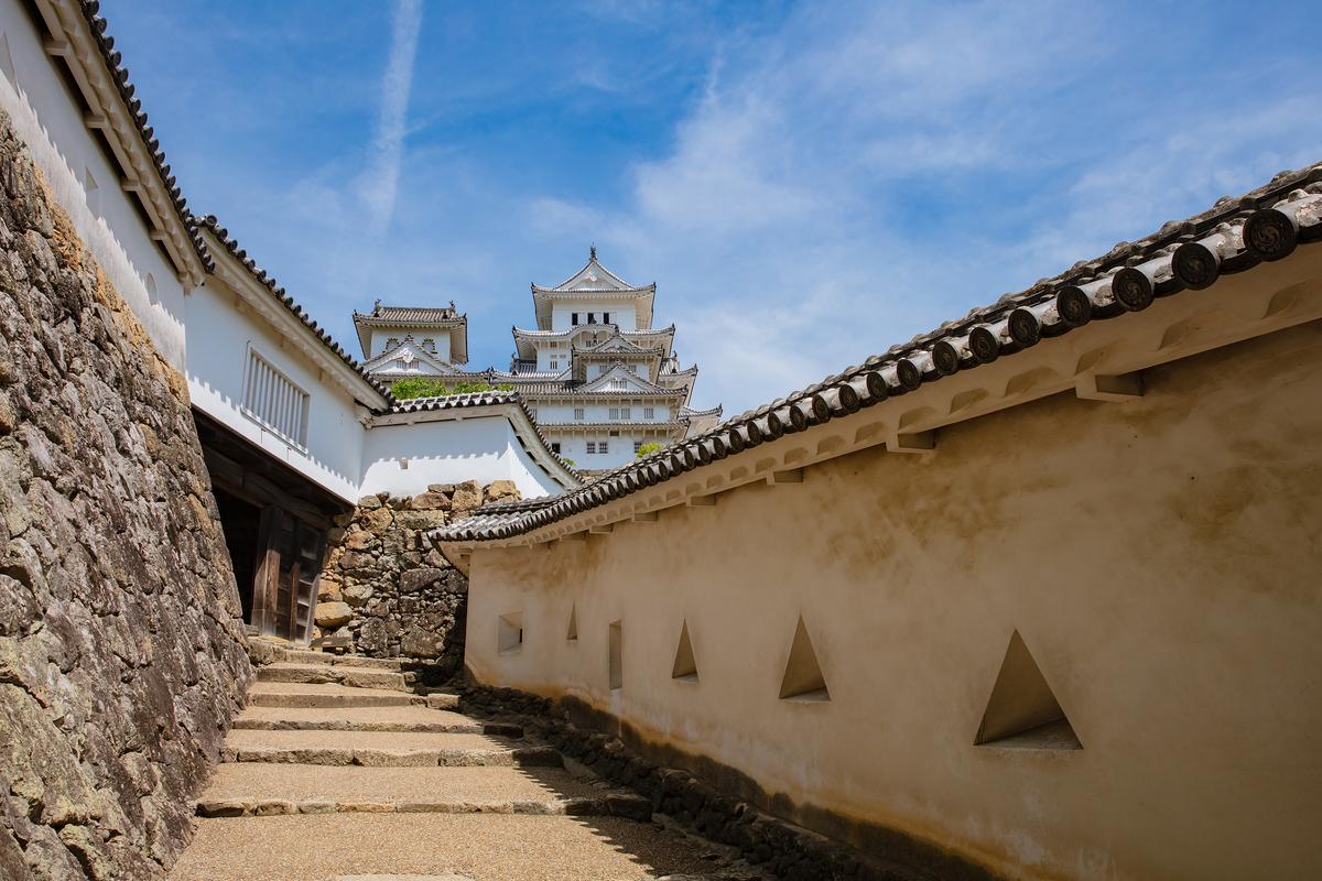The Ha-no-Mon staircase at Himeji Castle showcases one of the castle’s many masterful defensive designs. The tight staircase features a sidewall with rectangular and triangular openings for firing weapons. Its sharply angled stone steps rise steeply, intentionally crafted to slow intruders and leave them exposed to castle defenders from above. (Yellow Cat/Shutterstock)