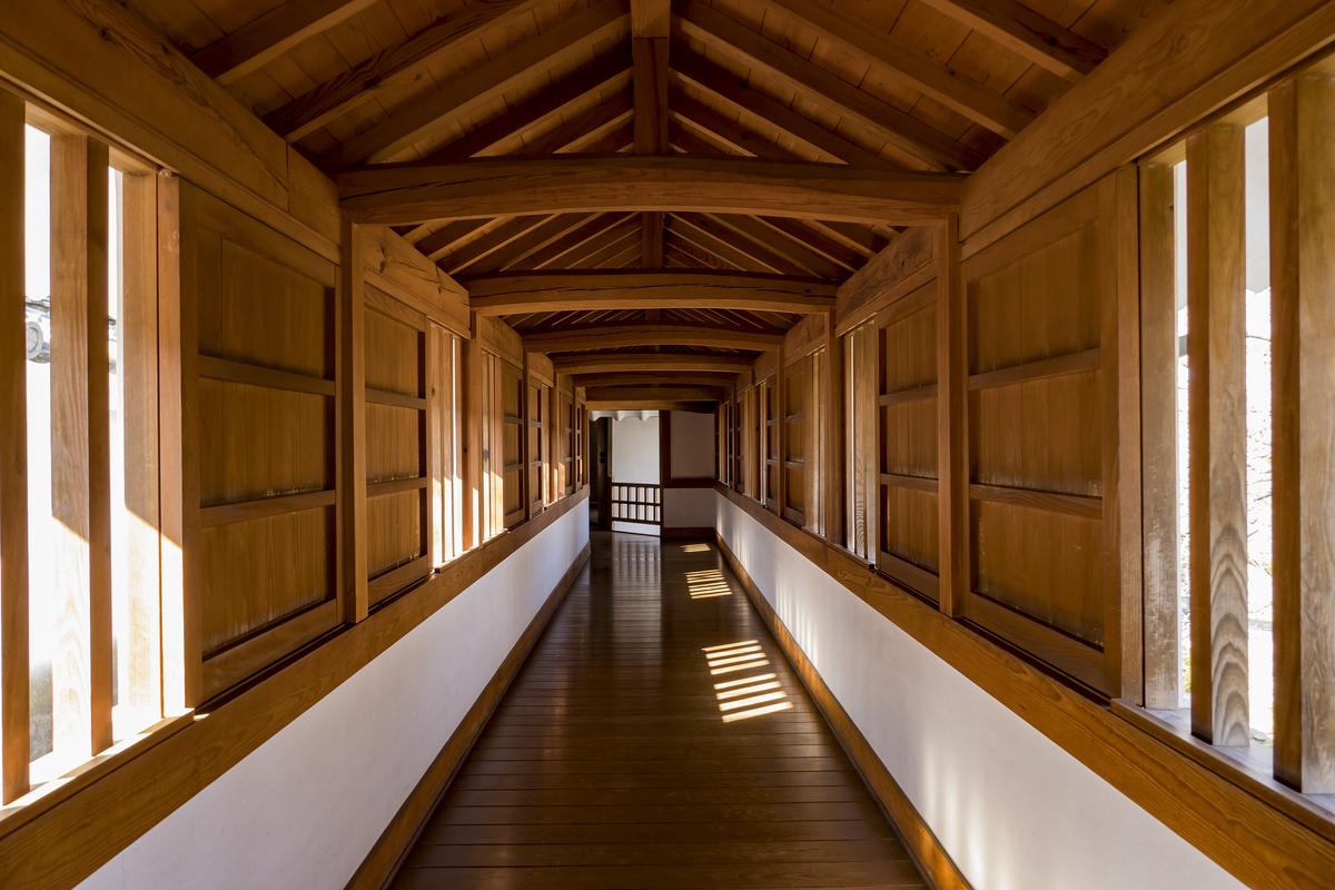 This slender corridor of dark wood is one of 11 corridors that link more than 70 of the castle’s internal rooms. Exposed beams, plank flooring, and narrow windows reflect the practical style of the Edo period. The hallway emphasizes practicality and security, with visible timber joinery crafted using traditional techniques that allow the structure to flex during an earthquake. (Kit Leong/Shutterstock)