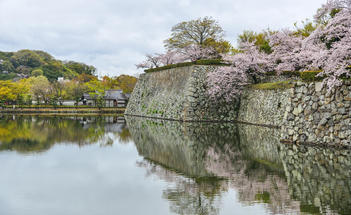Himeji Castle was once safeguarded by three moats. Today, only the innermost moat remains fully intact, while fragments of the middle moat are still visible. Together with fortified walls, the moats formed a strategic defensive system, incorporating blind spots to hinder approaching enemies and bridges that allowed for controlled entry. The integration of water, walls, and landscape showcases Edo-period attention to both defense and visual appeal. (Phuong D. Nguyen/Shutterstock)
