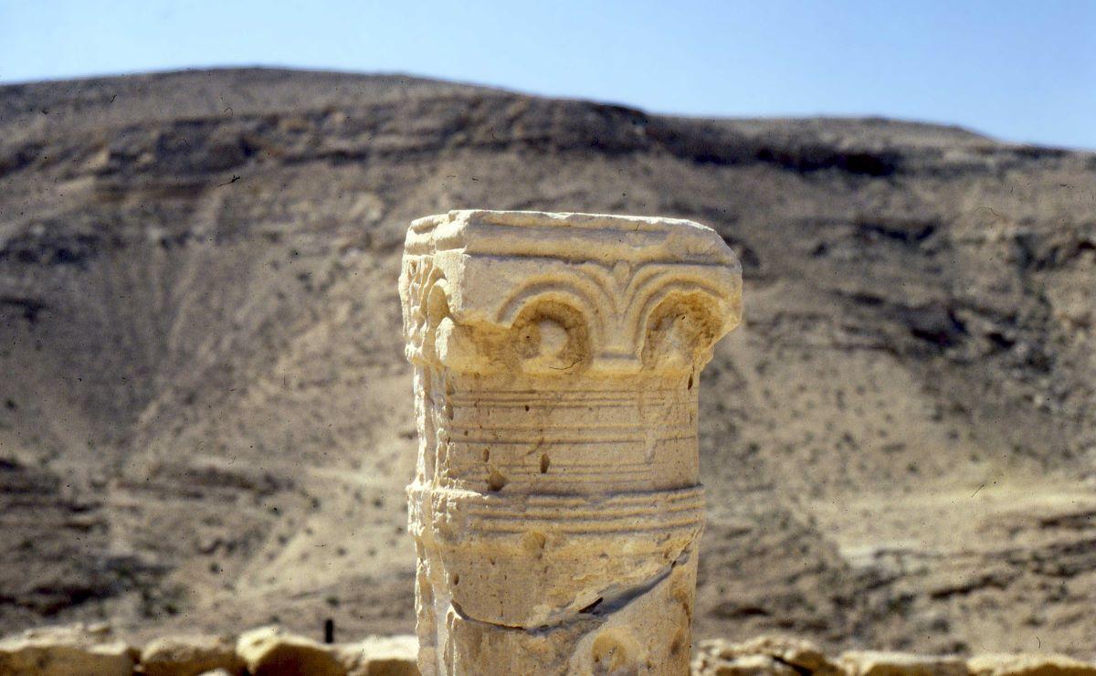 Ancient column with capital in the Negev. (Leif Knutsen/CC BY-S.A. 3.0)