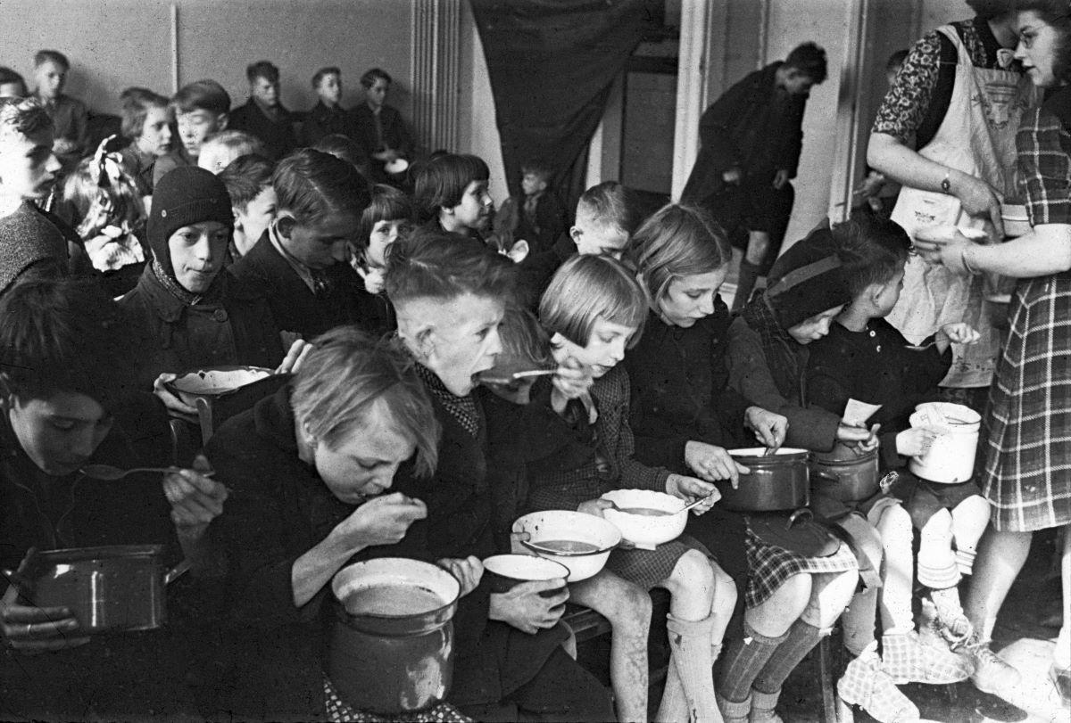 Dutch children eating soup during the famine of 1944 to 1945. (Public Domain)