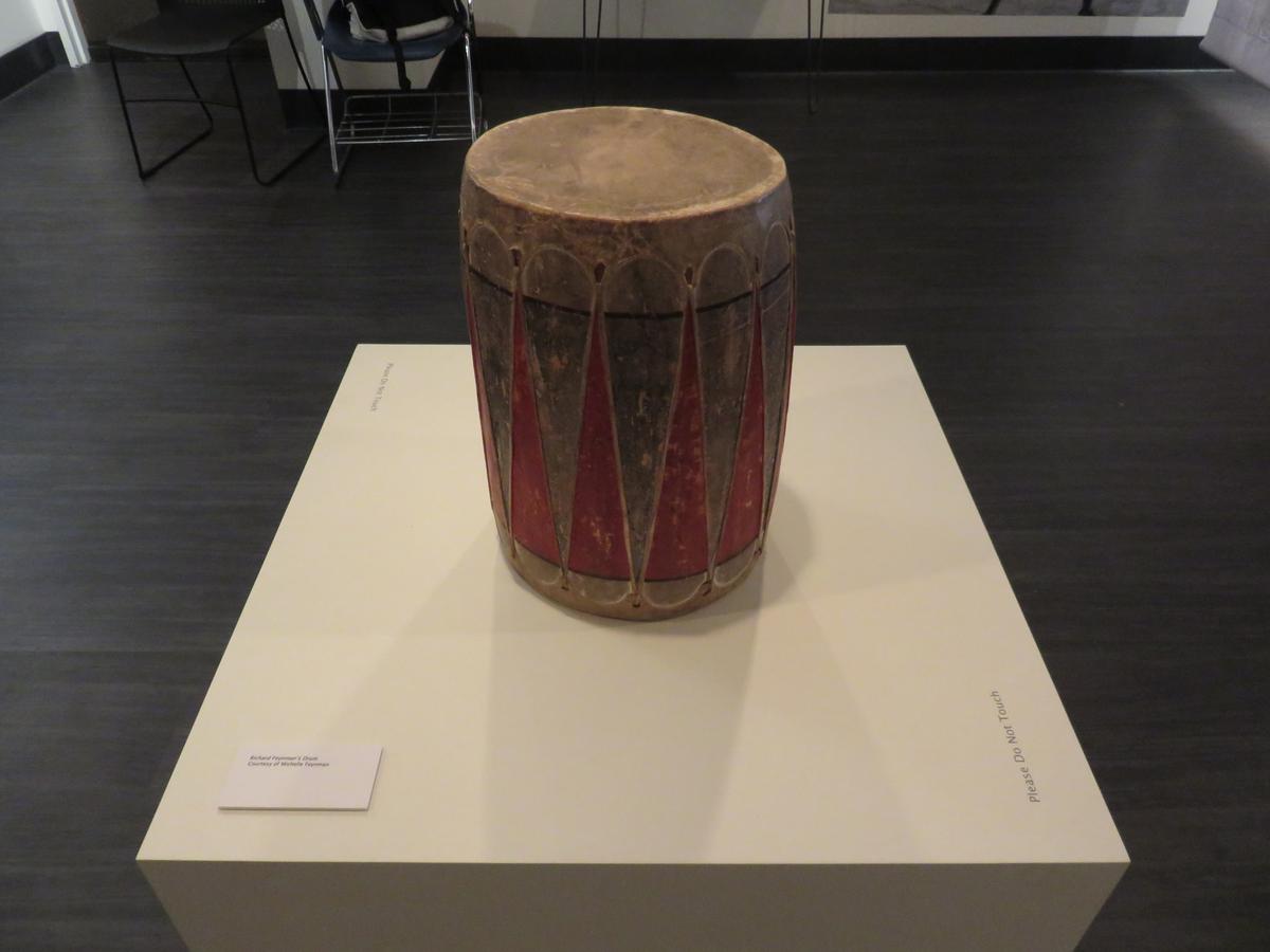 Richard Feynman's drum on display in the Beckman Institute building at the California Institute of Technology. (<a title="User:Antony-22" href="https://commons.wikimedia.org/wiki/User:Antony-22">Antony-22</a>/<a title="Category:CC-BY-SA-4.0" href="https://commons.wikimedia.org/wiki/Category:CC-BY-SA-4.0">CC-BY-SA-4.0</a>)