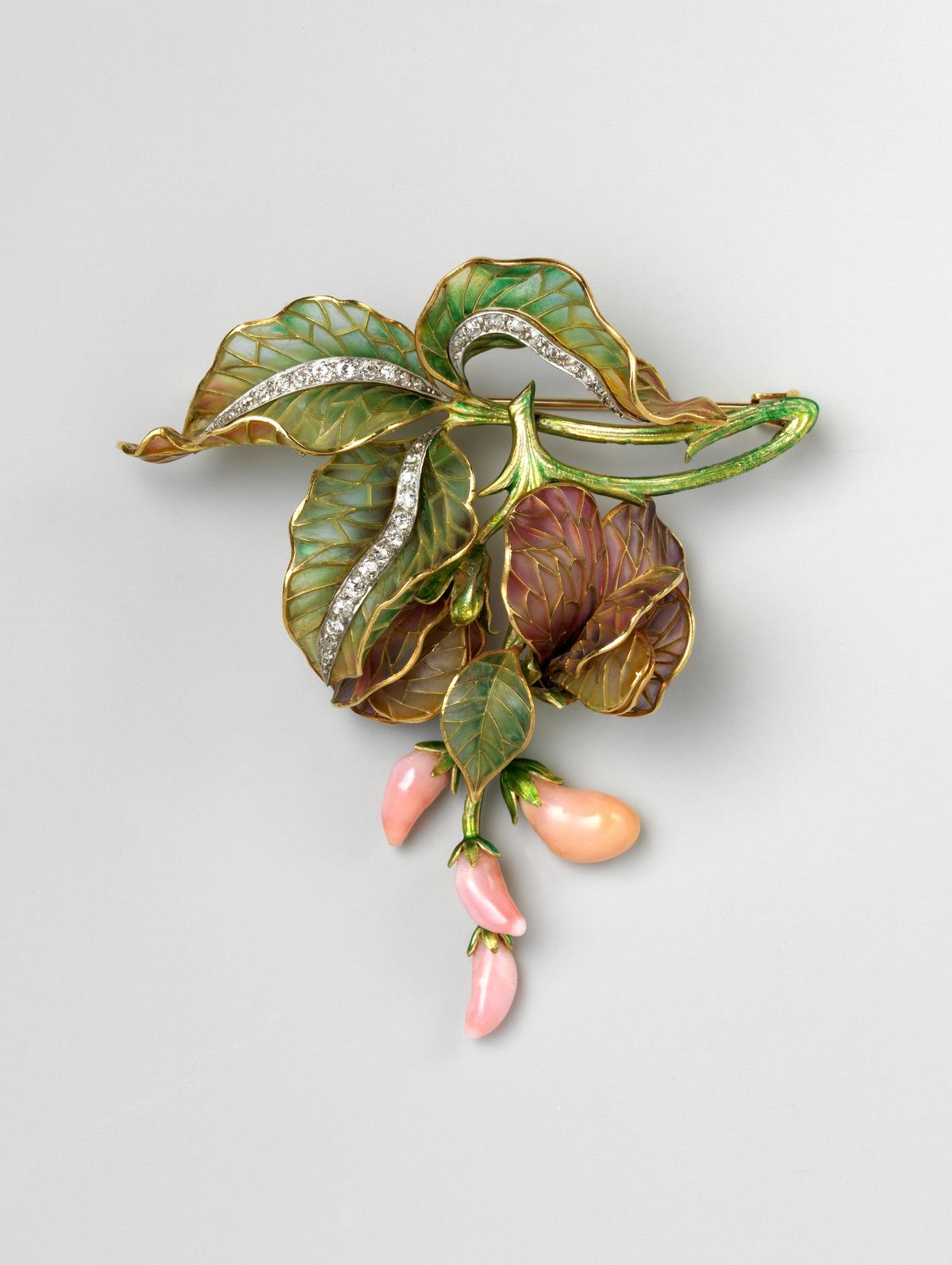 Brooch, circa 1900, by Marcus and Co. Plique-à-jour enamel, conch pearl, diamond, platinum, and 18-karat gold; three inches. Metropolitan Museum of Art, New York City. (Public Domain)