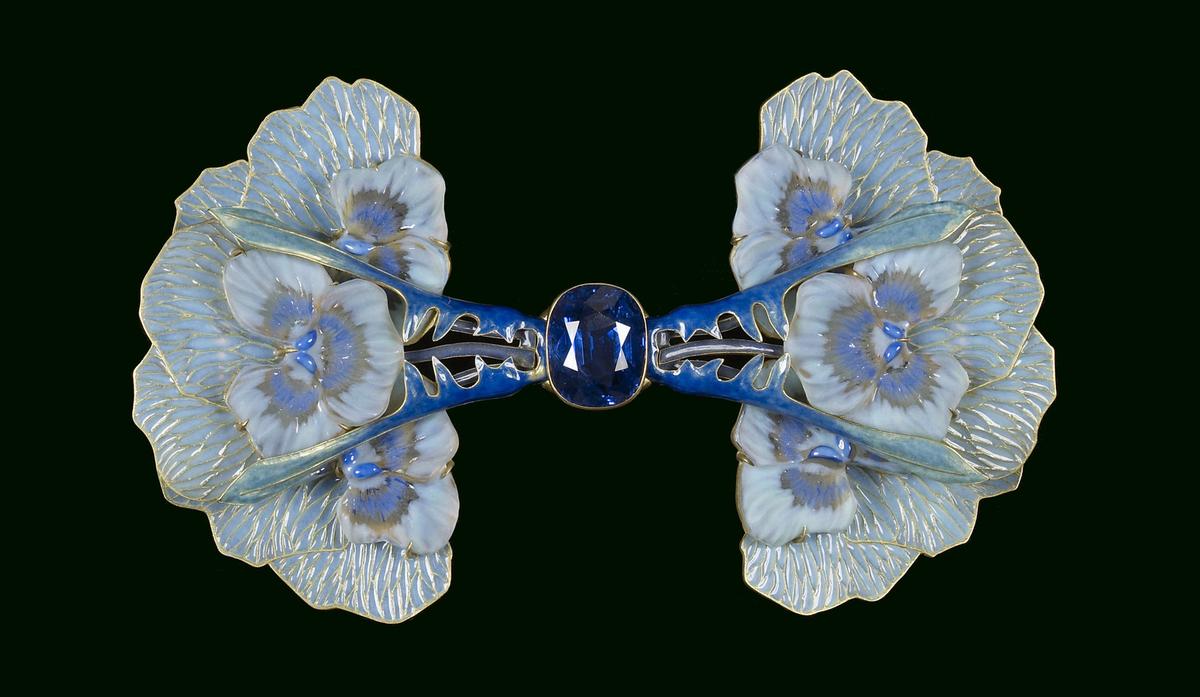 "Pansy Brooch," circa 1903, by René Lalique. Gold, glass, "plique-à-jour" enamel, sapphire; 3 3/16 inches by 5 1/4 inches by 7/8 inch. The Walters Art Museum, Baltimore. (Public Domain)