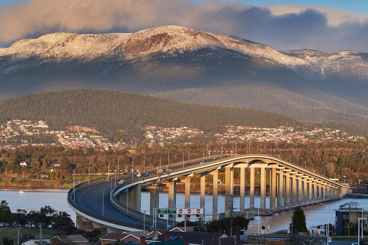 Opened in 1964, the Tasman Bridge spans the Derwent River, connecting Hobart's eastern and western shores. (Devaka Seneviratne/Shutterstock)