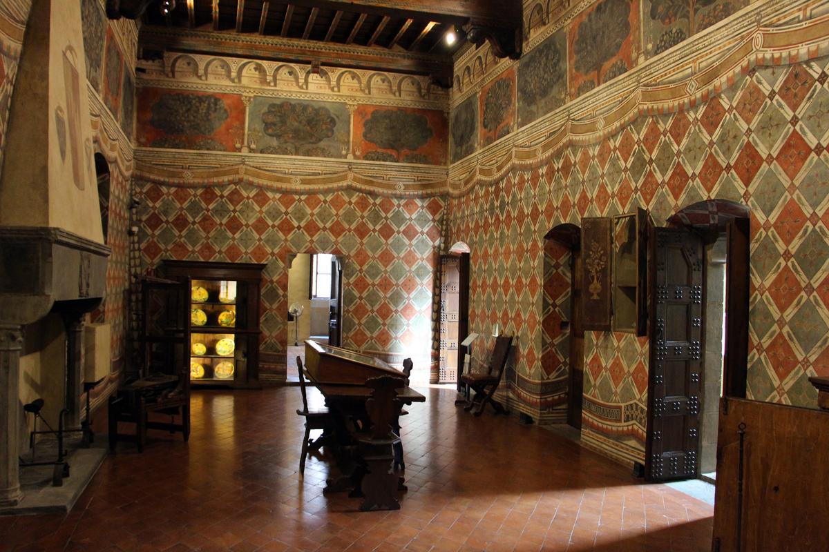 Parrot Room, aptly named for the birds in the repeating lozenge (diamond-shaped) designs, is a fine example of medieval mural painting. The frescoed trompe l'oeil technique creates the illusion of draped textiles, as well as architectural details surrounding the panels in the frieze. The room was used as a solar, or medieval living room, for the family. (<a title="User:Sailko" href="https://commons.wikimedia.org/wiki/User:Sailko">Sailko</a>/<a title="Category:CC-BY-SA-3.0" href="https://commons.wikimedia.org/wiki/Category:CC-BY-SA-3.0">CC-BY-SA-3.0</a>)