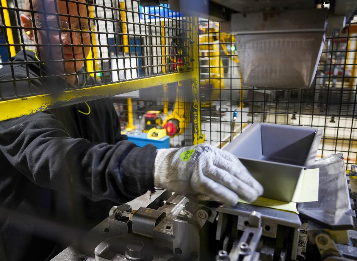 US Manufacturing Activity Accelerates to 4-Year High
