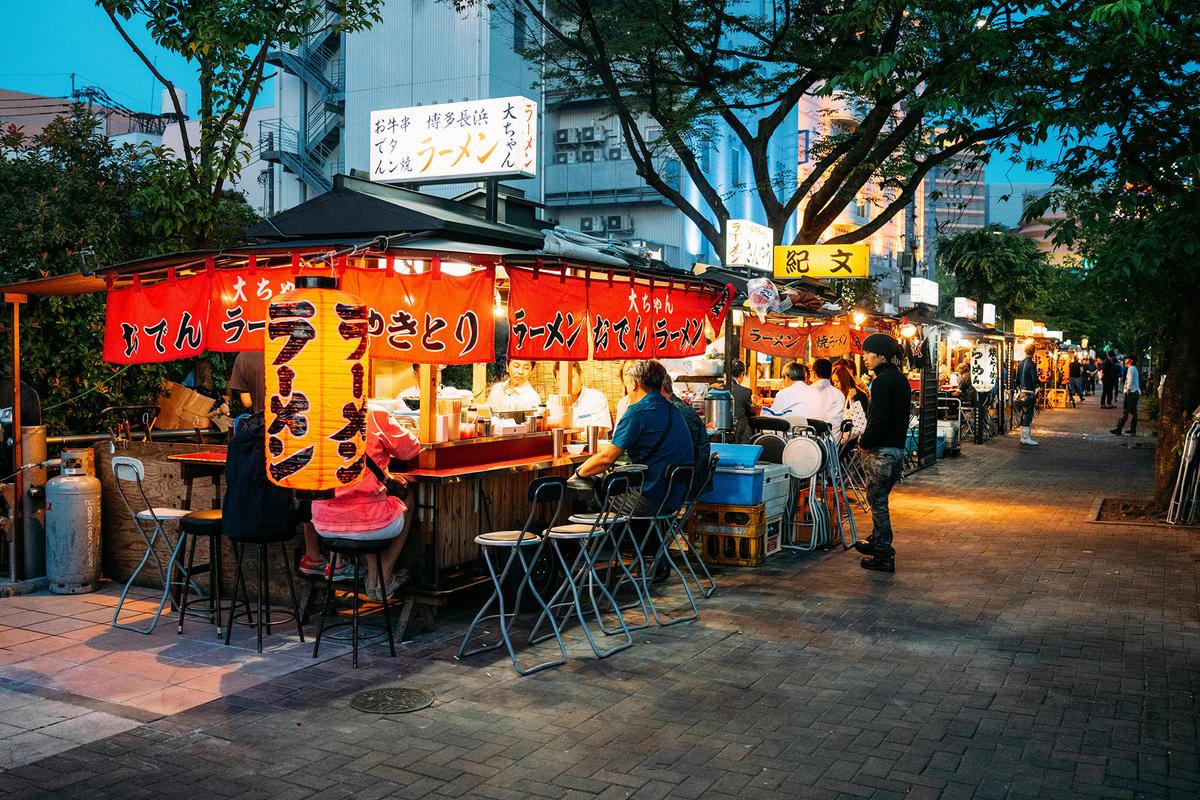 Street restaurants serve cuisines such as ramen, sushi, or tempura, adhering to strict food quality regulations. Hygiene standards are generally high across the city. (Gije Cho/Pexels)