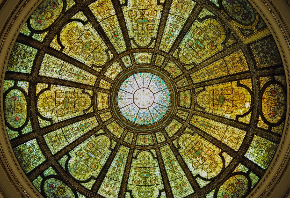 Inside the Grand Army of the Republic Hall is a stained-glass dome created by the firm Healy and Millet. Measuring 40 feet in diameter, the dome highlights a myriad of floral patterns. The more than 60,000 pieces of glass are contained in 145 curved cast-iron panels. (Songquan Deng/Shutterstock)