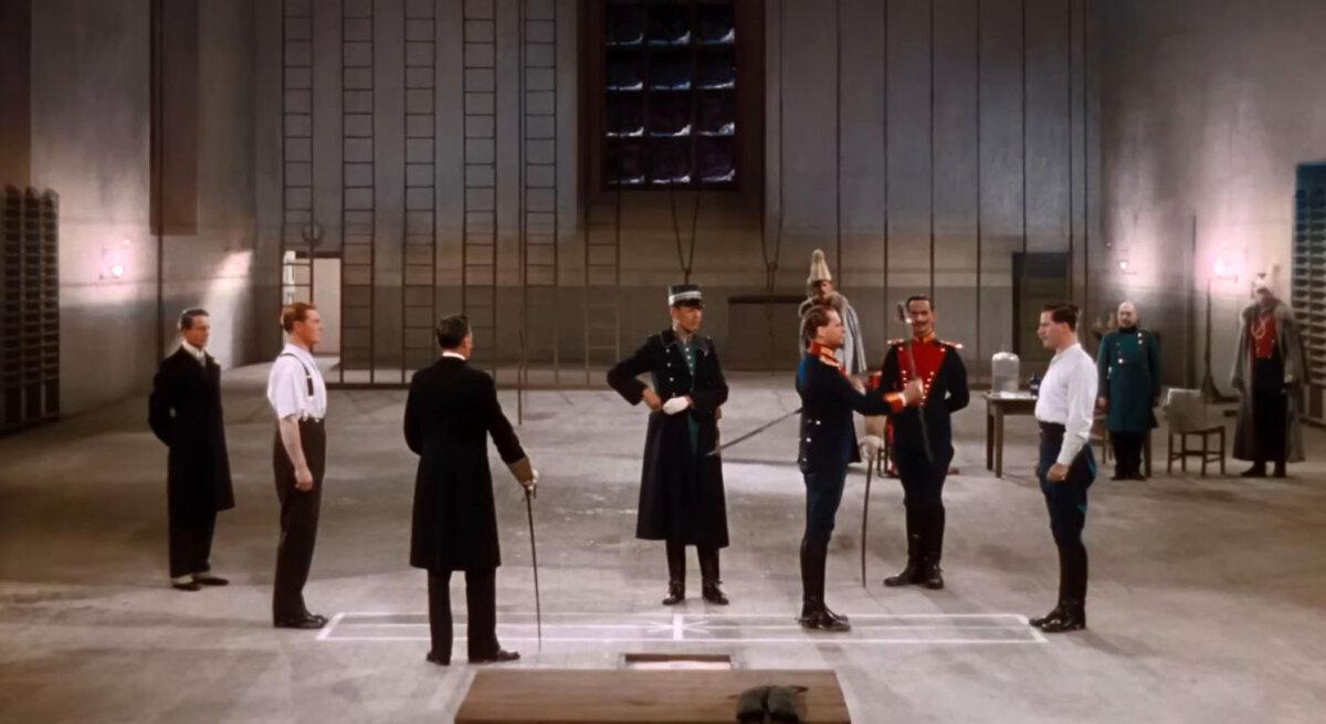 Clive Wynne-Candy (Roger Livesey, L) faces Theo Kretschmar-Schuldorff (Anton Walbrook) in a duel, in “The Life and Death of Colonel Blimp.” (General Film Distributors).