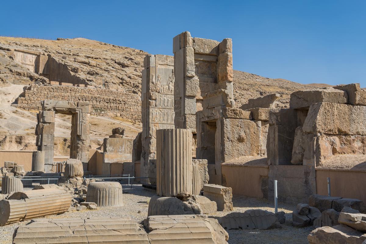 Visitors to Persepolis were treated to what was referred to as the Hundred-Column Hall. Fluted columns and columns adorned with intricately carved battle scenes, religious imagery, animals, and mythological creatures were in the expansive square space, which measured around 230 feet. (Victor Jiang/Shutterstock)