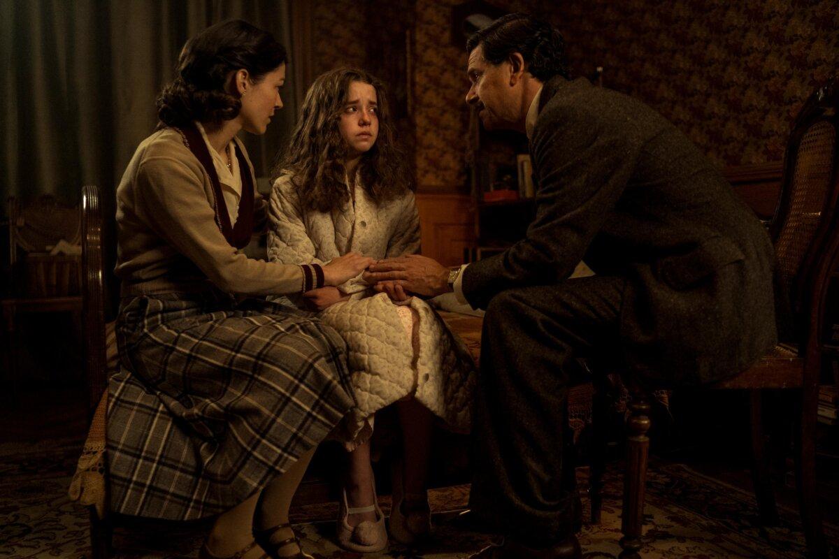 (L–R) Ishai Golan, Ariella Glaser, and Olivia Ross in "White Bird." (Lionsgate)